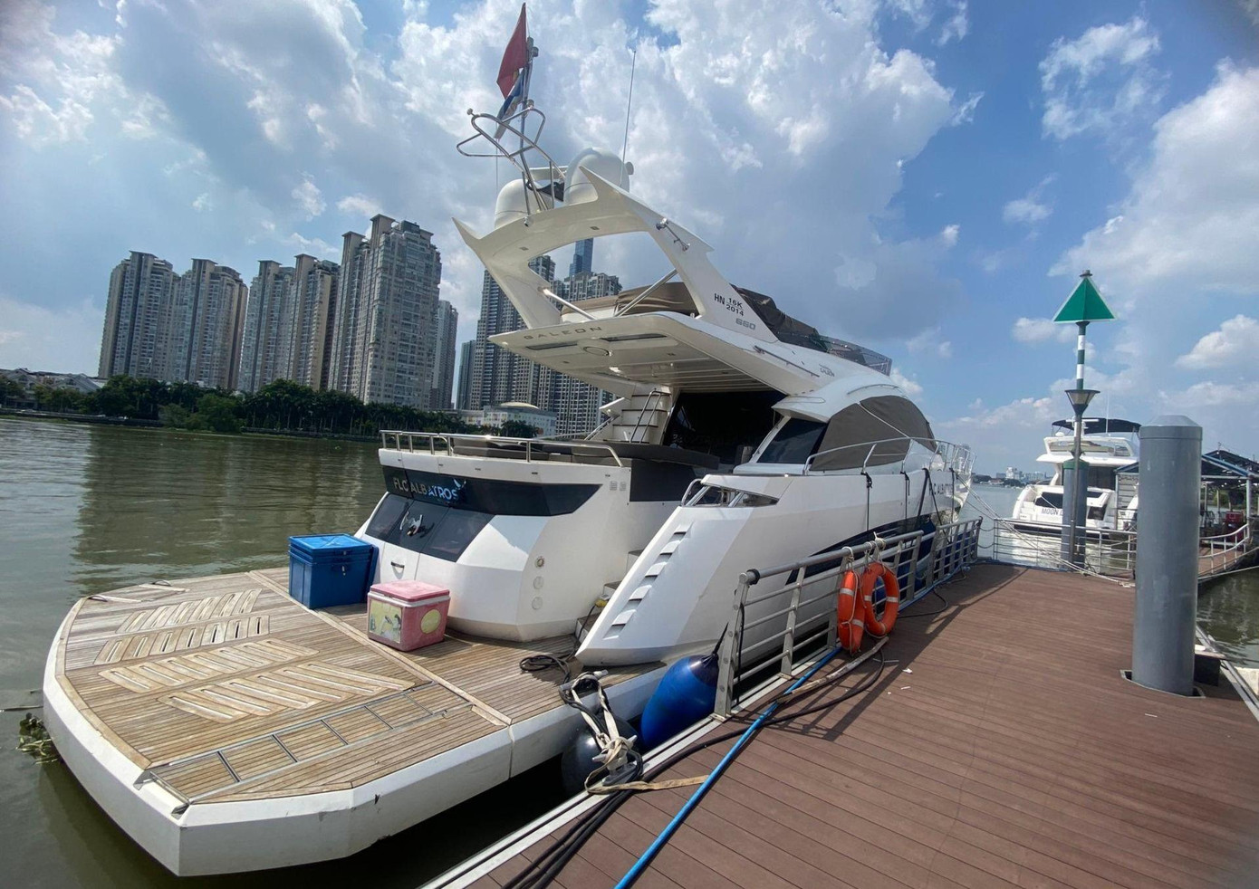 Du thuyền có chiều dài thiết kế 16,62 m; chiều dài lớn nhất 21,95 m; chiều rộng thiết kế 4,88 m; chiều rộng lớn nhất 5,25 m; chiều cao mạn 3,15 m; chiều chìm 1,15 m (Mạn khô 2,000 m; Vật liệu vỏ FRP). Du thuyền có chiều dài thiết kế 16,62 m; chiều dài lớn nhất 21,95 m; chiều rộng thiết kế 4,88 m; chiều rộng lớn nhất 5,25 m; chiều cao mạn 3,15 m; chiều chìm 1,15 m (Mạn khô 2,000 m; Vật liệu vỏ FRP).