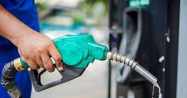 Doanh nghiệp kinh doanh xăng dầu tại TPHCM gặp khó về nguồn cung. Doanh nghiệp kinh doanh xăng dầu tại TPHCM gặp khó về nguồn cung.