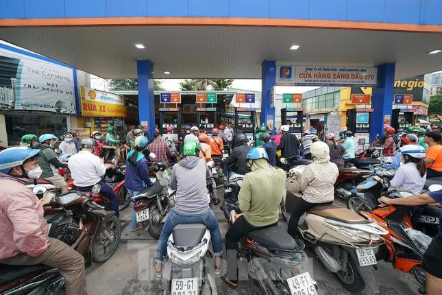 Người dân TPHCM xếp hàng mua xăng ngày 10/10 (Ảnh: Phạm Nguyễn).