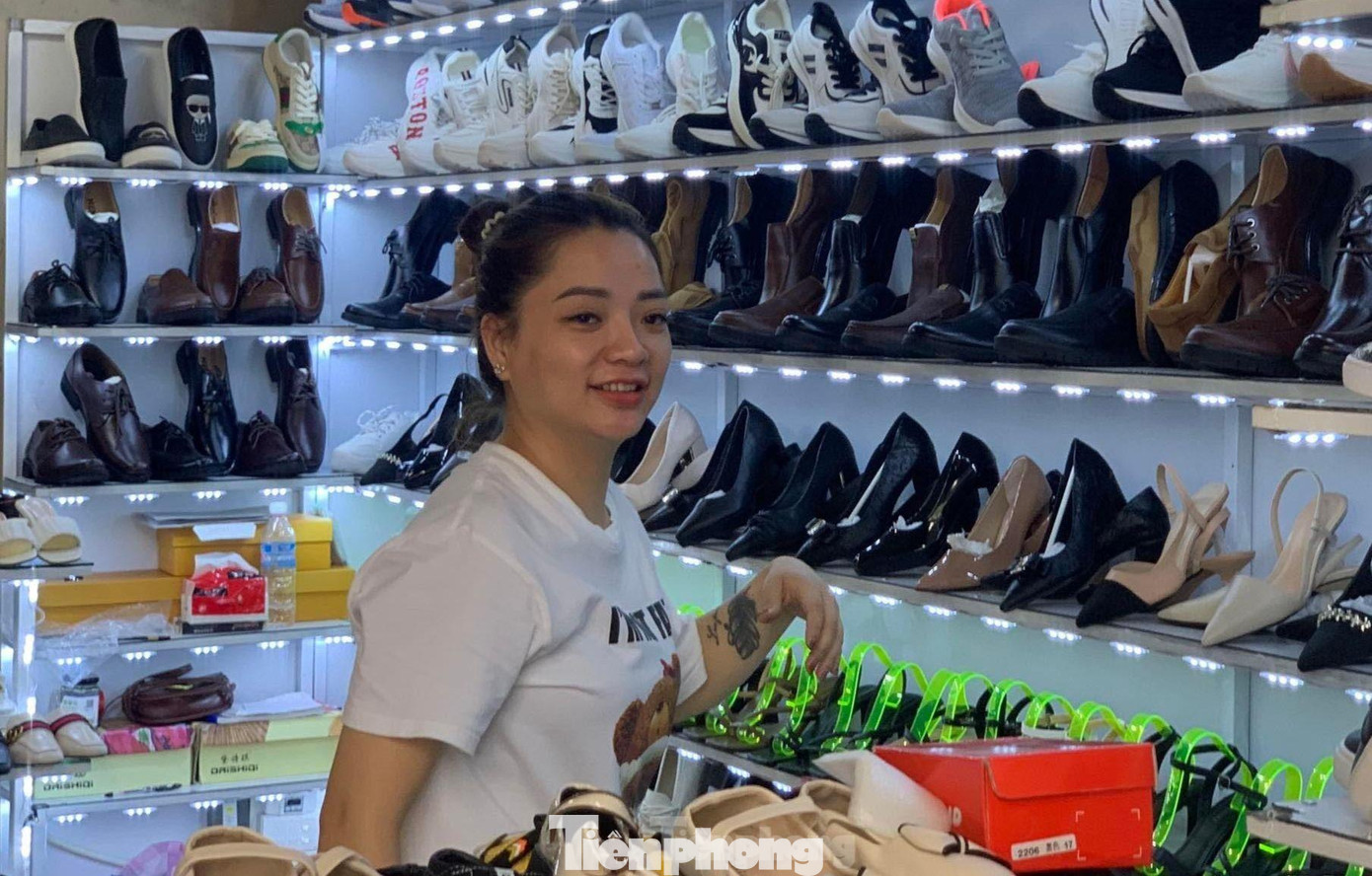 Tiểu thương chợ Đông Kinh vui vẻ lau dọn hàng hóa, sẵn sàng phục vụ khách (Ảnh: Duy Chiến). Tiểu thương chợ Đông Kinh vui vẻ lau dọn hàng hóa, sẵn sàng phục vụ khách (Ảnh: Duy Chiến).