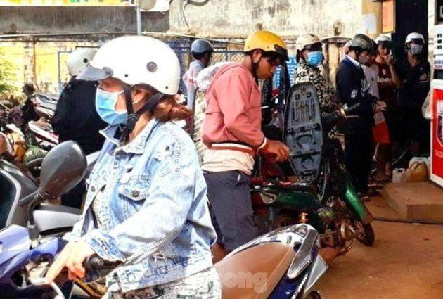 Người dân xếp hàng mua xăng tại ít điểm mở bán.