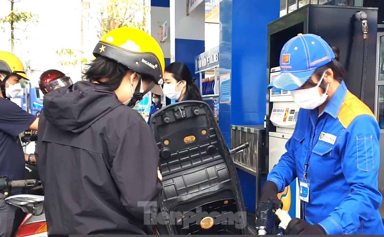 Người dân xếp hàng mua xăng tại ít điểm mở bán.