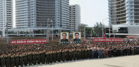 Đám đông binh sĩ và người dân Triều Tiên tham dự buổi lễ. Phía sau lưng họ là một phần khu căn hộ Phố Changjon. Ảnh: Rodong Sinmun Đám đông binh sĩ và người dân Triều Tiên tham dự buổi lễ. Phía sau lưng họ là một phần khu căn hộ Phố Changjon