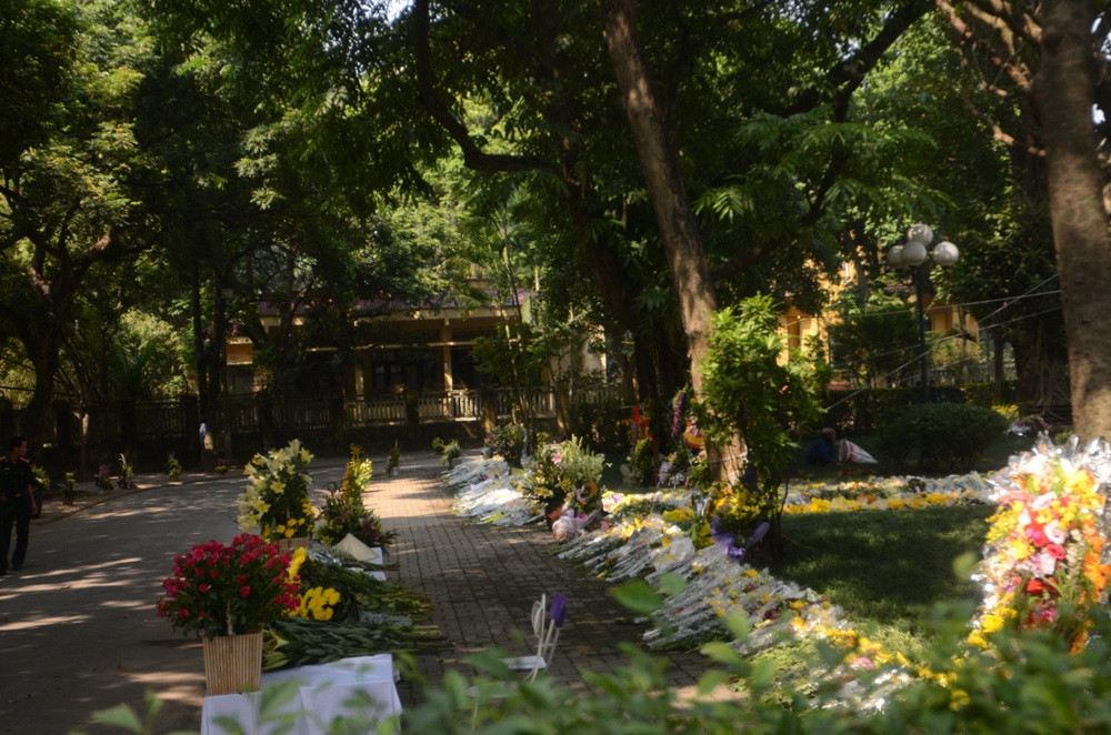 Rất nhiều hoa được xếp ngay ngắn trước cổng nhà Đại tướng