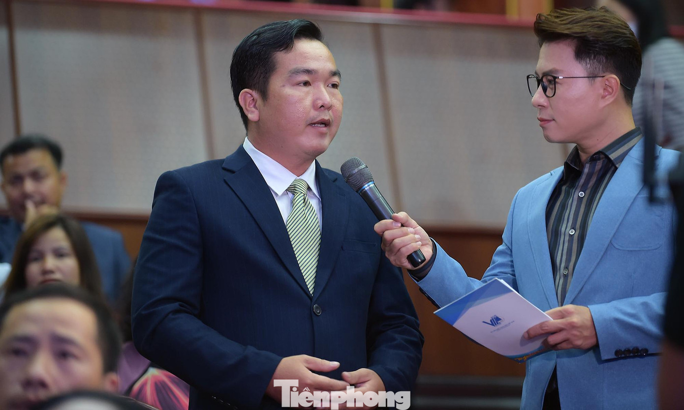 Các thầy cô giáo giao lưu tại chương trình. Trong ảnh, cô giáo Nguyễn Thị Lệ Dung (công tác tại Trường Tiểu học Vĩnh Hảo, xã Vĩnh Hảo, huyện Vĩnh Thạnh, tỉnh Bình Định, đã nghỉ hưu vào tháng 8/2022) có 36 năm gắn bó với nghề. Thầy giáo Nguyễn Phúc Thịnh (THPT Phan Văn Trị, Thị trấn Phong Điền, huyện Phong Điền, TP. Cần Thơ) có nhiều sáng kiến trong giảng dạy. Ảnh: Xuân Tùng