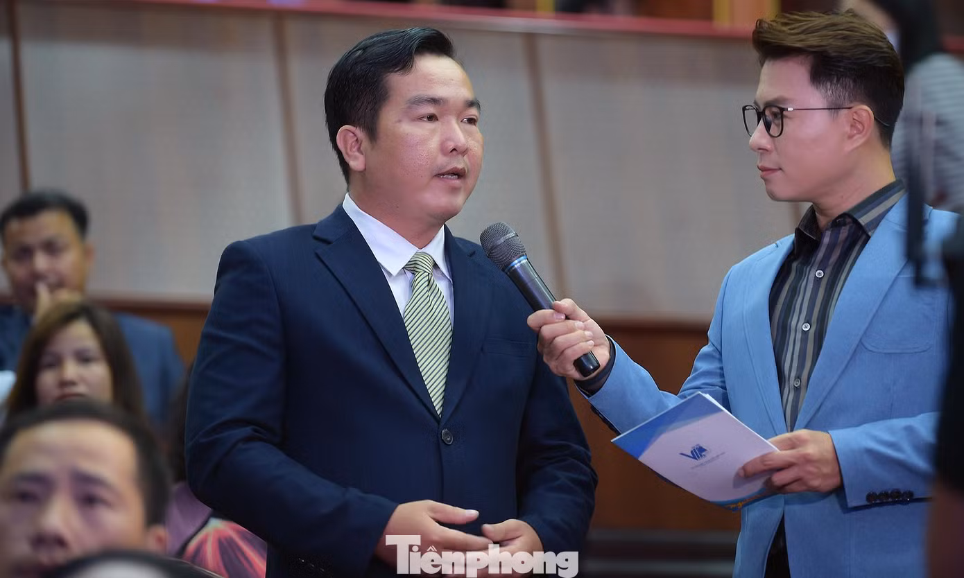 Các thầy cô giáo giao lưu tại chương trình. Trong ảnh, cô giáo Nguyễn Thị Lệ Dung (công tác tại Trường Tiểu học Vĩnh Hảo, xã Vĩnh Hảo, huyện Vĩnh Thạnh, tỉnh Bình Định, đã nghỉ hưu vào tháng 8/2022) có 36 năm gắn bó với nghề. Thầy giáo Nguyễn Phúc Thịnh (THPT Phan Văn Trị, Thị trấn Phong Điền, huyện Phong Điền, TP. Cần Thơ) có nhiều sáng kiến trong giảng dạy. Ảnh: Xuân Tùng