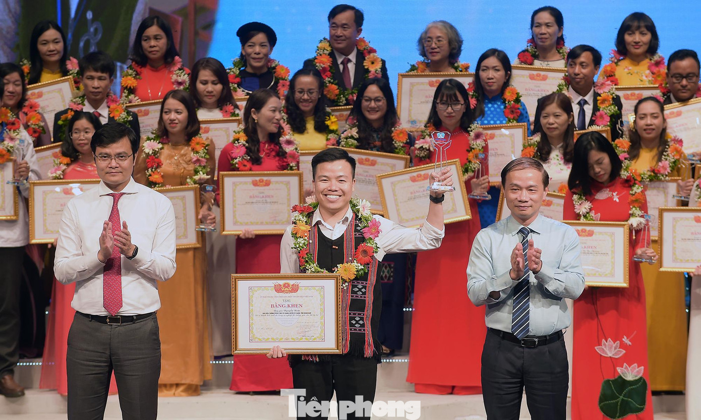 Ông Phạm Tất Thắng và anh Bùi Quang Huy trao khen thưởng các thầy cô giáo trong chương trình. Ảnh: Xuân Tùng