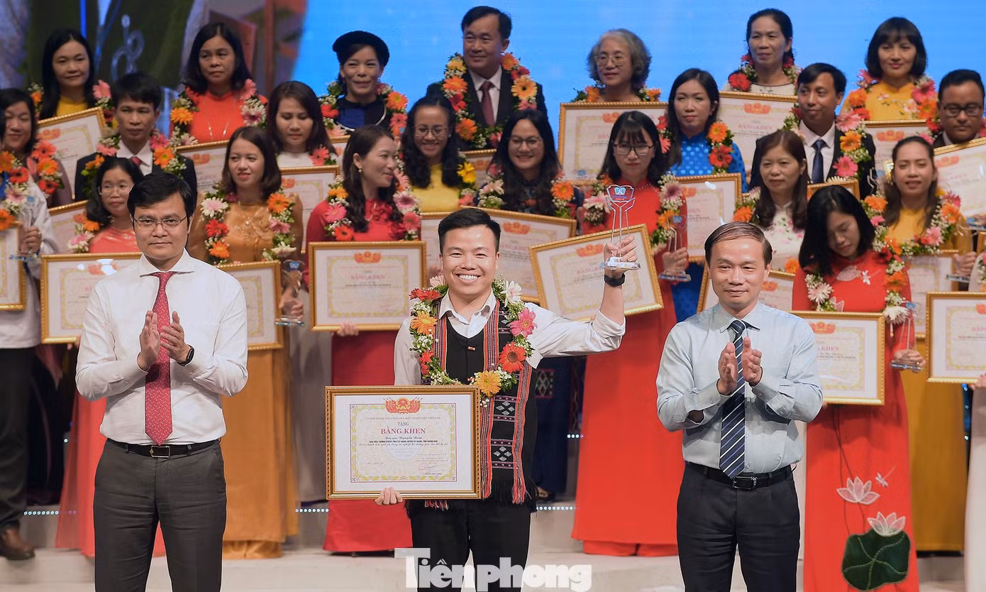 Ông Phạm Tất Thắng và anh Bùi Quang Huy trao khen thưởng các thầy cô giáo trong chương trình. Ảnh: Xuân Tùng