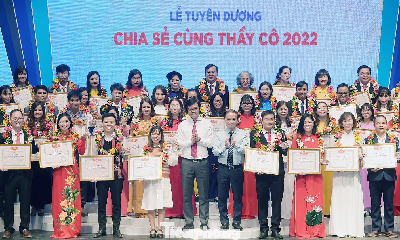 Ông Phạm Tất Thắng và anh Bùi Quang Huy trao khen thưởng các thầy cô giáo trong chương trình. Ảnh: Xuân Tùng