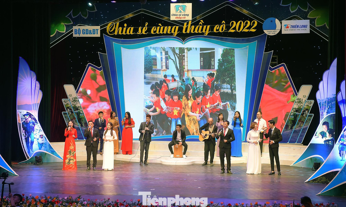 Các thầy cô giáo trình diễn tiết mục văn nghệ trong chương trình. Ảnh: Xuân Tùng