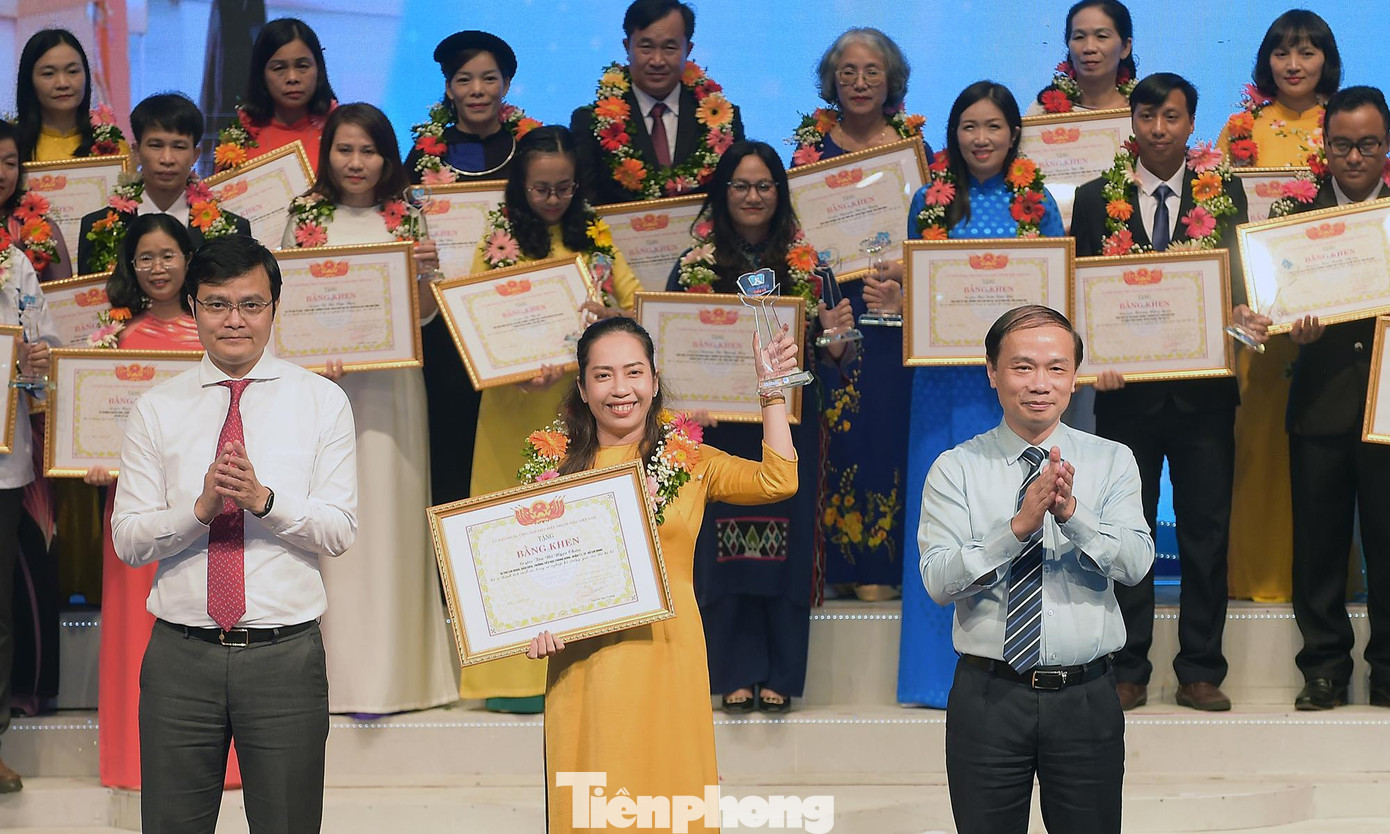 Ông Phạm Tất Thắng và anh Bùi Quang Huy trao khen thưởng các thầy cô giáo trong chương trình. Ảnh: Xuân Tùng