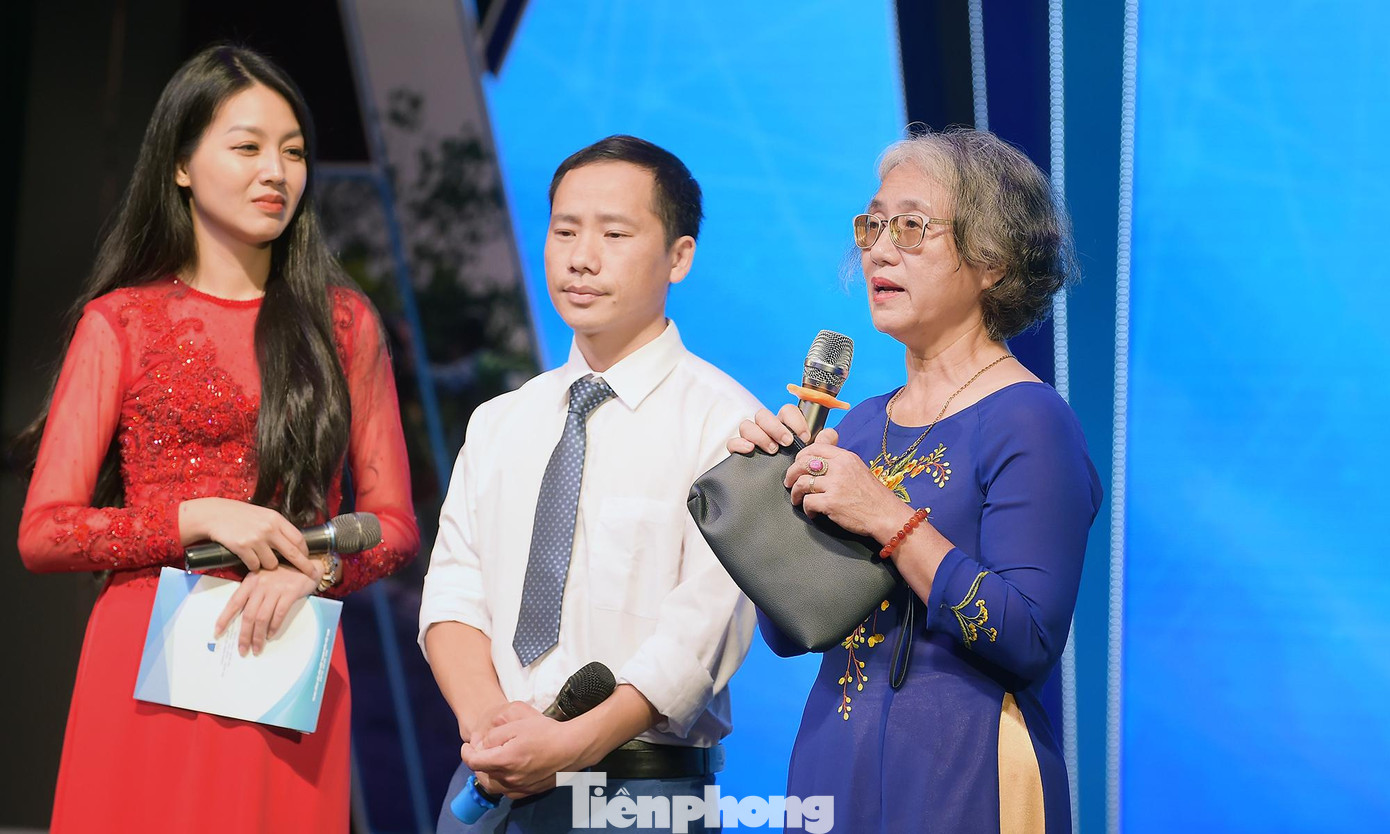 Các thầy cô giáo giao lưu tại chương trình. Trong ảnh, cô giáo Nguyễn Thị Lệ Dung (công tác tại Trường Tiểu học Vĩnh Hảo, xã Vĩnh Hảo, huyện Vĩnh Thạnh, tỉnh Bình Định, đã nghỉ hưu vào tháng 8/2022) có 36 năm gắn bó với nghề. Thầy giáo Nguyễn Phúc Thịnh (THPT Phan Văn Trị, Thị trấn Phong Điền, huyện Phong Điền, TP. Cần Thơ) có nhiều sáng kiến trong giảng dạy. Ảnh: Xuân Tùng