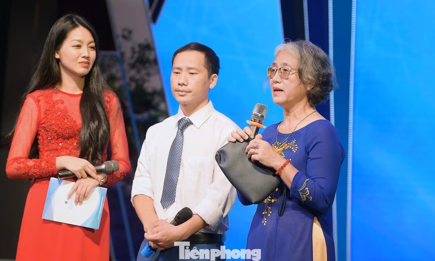 Các thầy cô giáo giao lưu tại chương trình. Trong ảnh, cô giáo Nguyễn Thị Lệ Dung (công tác tại Trường Tiểu học Vĩnh Hảo, xã Vĩnh Hảo, huyện Vĩnh Thạnh, tỉnh Bình Định, đã nghỉ hưu vào tháng 8/2022) có 36 năm gắn bó với nghề. Thầy giáo Nguyễn Phúc Thịnh (THPT Phan Văn Trị, Thị trấn Phong Điền, huyện Phong Điền, TP. Cần Thơ) có nhiều sáng kiến trong giảng dạy. Ảnh: Xuân Tùng