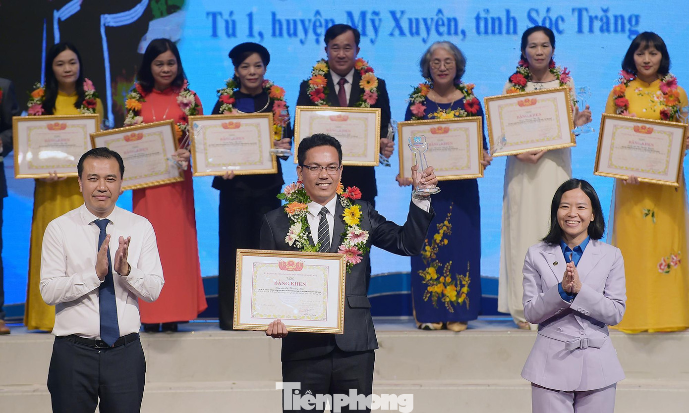 Anh Nguyễn Hải Minh và bà Trần Phương Nga trao khen thưởng các thầy cô giáo tại chương trình. Ảnh: Xuân Tùng