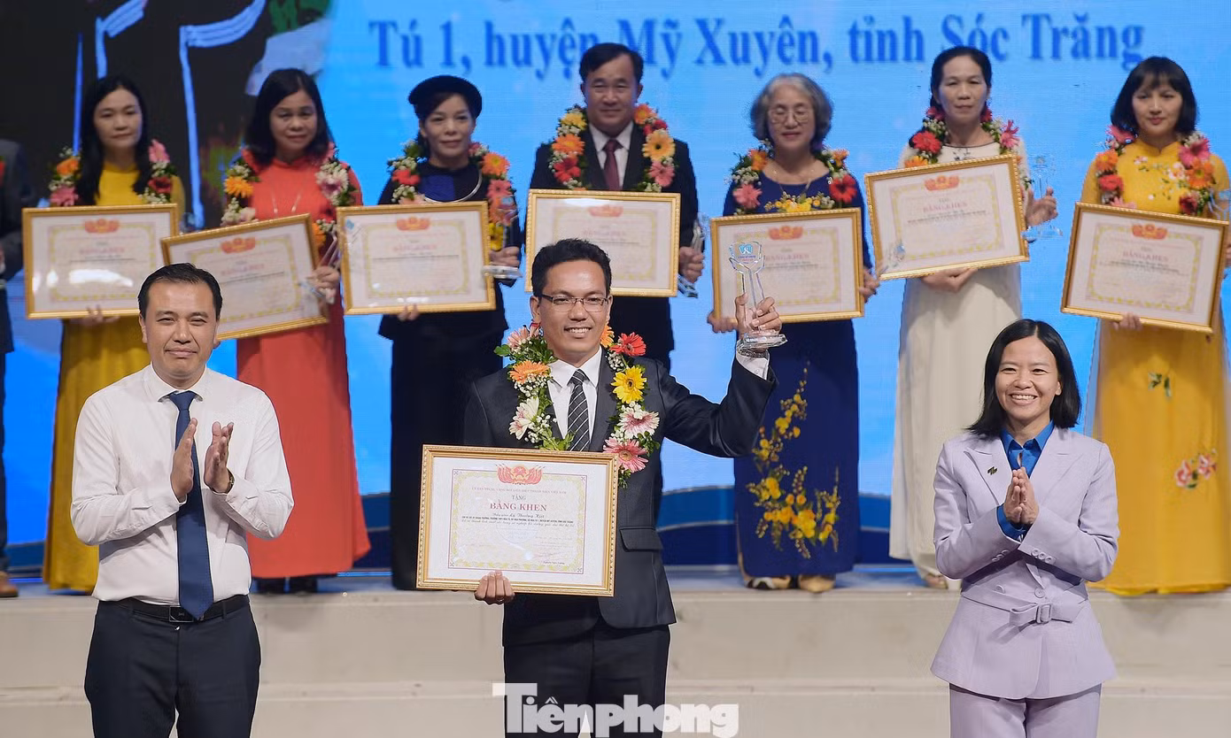 Anh Nguyễn Hải Minh và bà Trần Phương Nga trao khen thưởng các thầy cô giáo tại chương trình. Ảnh: Xuân Tùng