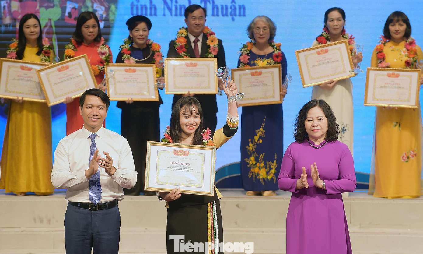 Anh Nguyễn Ngọc Lương và bà Ngô Thị Minh trao khen thưởng các thầy cô giáo. Ảnh: Xuân Tùng