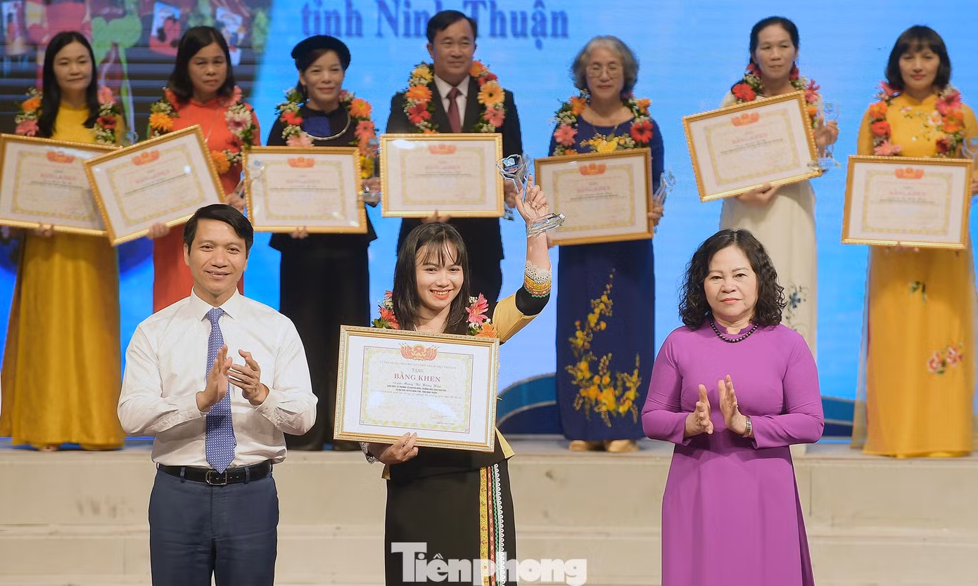 Anh Nguyễn Ngọc Lương và bà Ngô Thị Minh trao khen thưởng các thầy cô giáo. Ảnh: Xuân Tùng