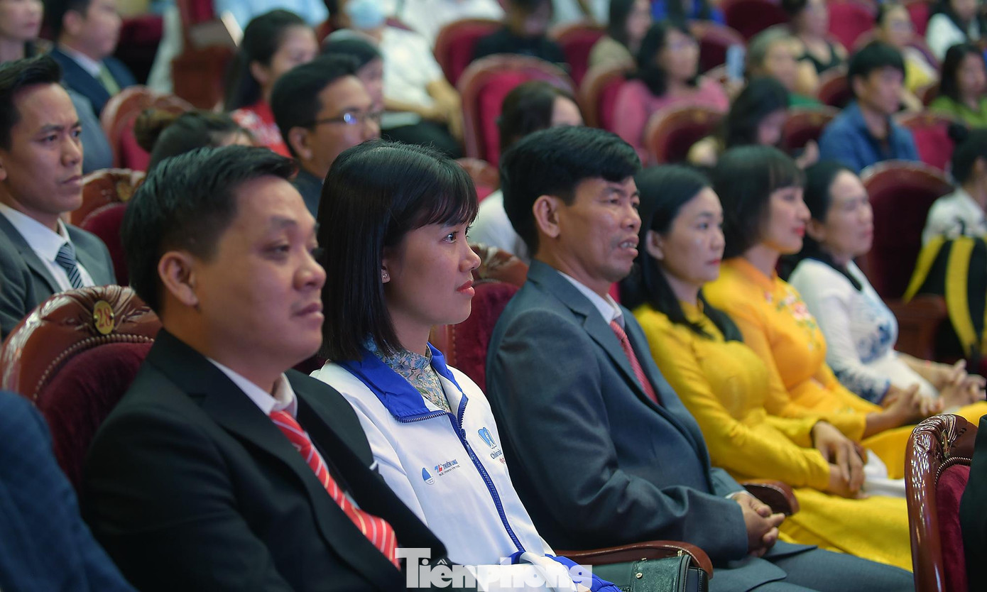 Các thầy cô giáo được tuyên dương trong chương trình. Ảnh: Xuân Tùng