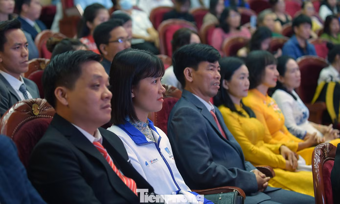 Các thầy cô giáo được tuyên dương trong chương trình. Ảnh: Xuân Tùng