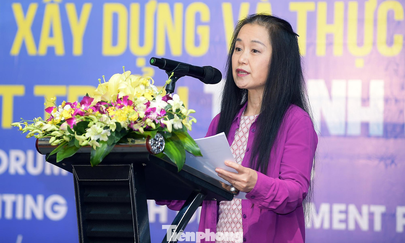 Các đại biểu trình bày tham luận trực tiếp tại Diễn đàn. (Từ trái sang phải, từ trên xuống lần lượt là bà Naomi Kitahara - Trưởng đại diện Quỹ dân số Liên Hợp Quốc tại Việt Nam; ông Mai Xuân Trường - Phó Giám đốc Sở Nội vụ UBND TP Hà Nội; bà Phan Thu Hiền - đại diện tổ chức Plan International Việt Nam; chị Đỗ Thị Kim Hoa - Giám đốc Trung tâm Tình nguyện Quốc gia). Ảnh: Xuân Tùng Các đại biểu trình bày tham luận trực tiếp tại Diễn đàn. (Từ trái sang phải, từ trên xuống lần lượt là bà Naomi Kitahara - Trưởng đại diện Quỹ dân số Liên Hợp Quốc tại Việt Nam; ông Mai Xuân Trường - Phó Giám đốc Sở Nội vụ UBND TP Hà Nội; bà Phan Thu Hiền - đại diện tổ chức Plan International Việt Nam; chị Đỗ Thị Kim Hoa - Giám đốc Trung tâm Tình nguyện Quốc gia). Ảnh: Xuân Tùng