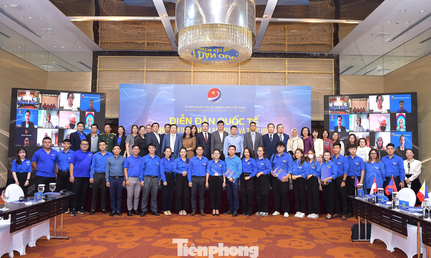 Các đại biểu tham dự Diễn đàn chụp ảnh lưu niệm. Ảnh: Xuân Tùng Các đại biểu tham dự Diễn đàn chụp ảnh lưu niệm. Ảnh: Xuân Tùng