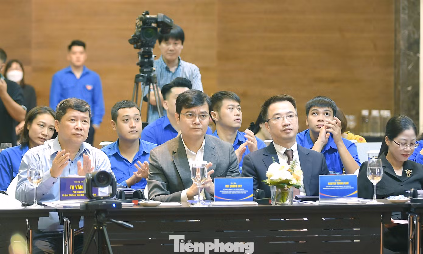 Các đại biểu tham dự chương trình. Ảnh: XUÂN TÙNG