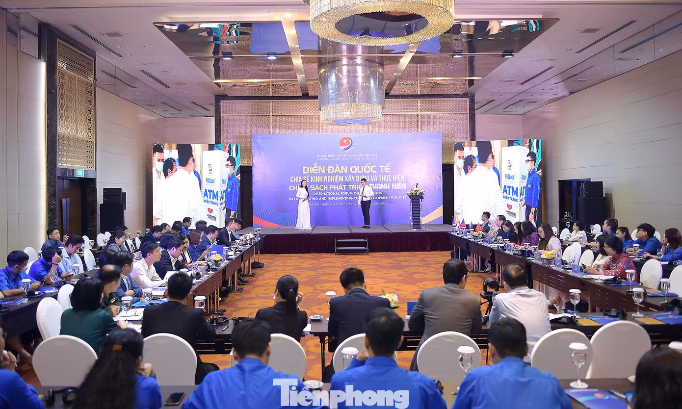 Diễn đàn được tổ chức theo hình thức trực tiếp kết hợp với trực tuyến. Ảnh: XUÂN TÙNG
