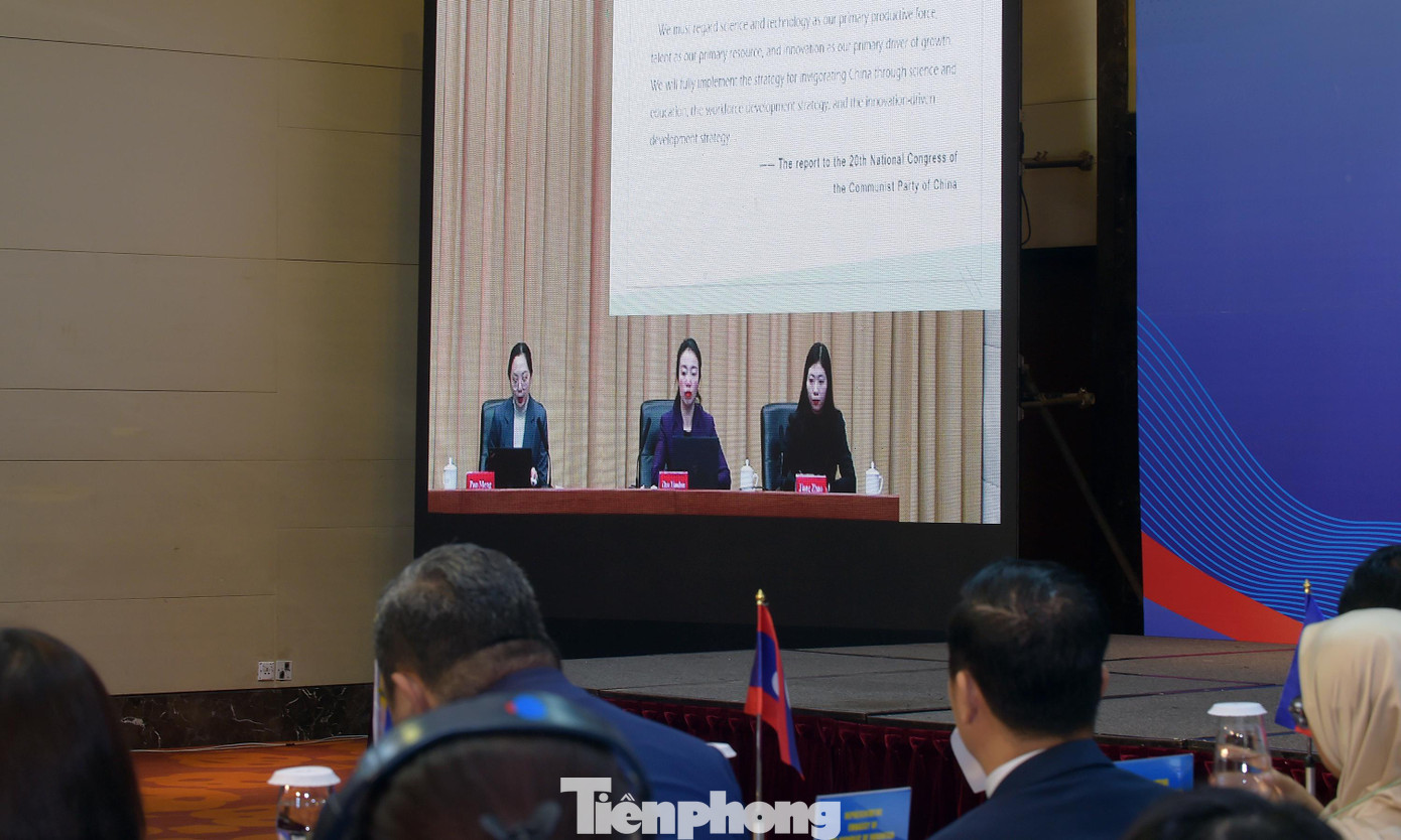 Đại biểu Trung Quốc chia sẻ trực tuyến tại Diễn đàn. Ảnh: Xuân Tùng Đại biểu Trung Quốc chia sẻ trực tuyến tại Diễn đàn. Ảnh: Xuân Tùng