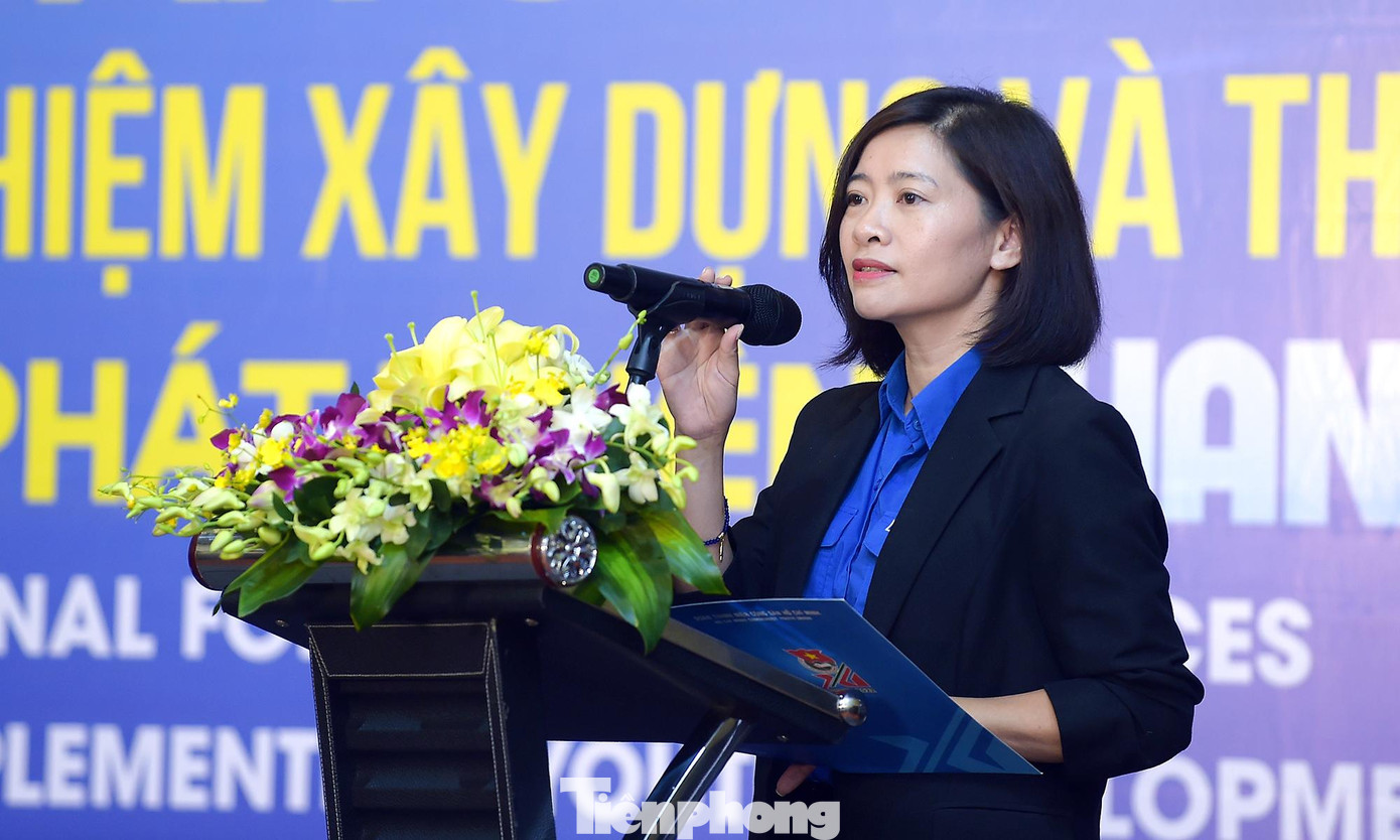 Các đại biểu trình bày tham luận trực tiếp tại Diễn đàn. (Từ trái sang phải, từ trên xuống lần lượt là bà Naomi Kitahara - Trưởng đại diện Quỹ dân số Liên Hợp Quốc tại Việt Nam; ông Mai Xuân Trường - Phó Giám đốc Sở Nội vụ UBND TP Hà Nội; bà Phan Thu Hiền - đại diện tổ chức Plan International Việt Nam; chị Đỗ Thị Kim Hoa - Giám đốc Trung tâm Tình nguyện Quốc gia). Ảnh: Xuân Tùng Các đại biểu trình bày tham luận trực tiếp tại Diễn đàn. (Từ trái sang phải, từ trên xuống lần lượt là bà Naomi Kitahara - Trưởng đại diện Quỹ dân số Liên Hợp Quốc tại Việt Nam; ông Mai Xuân Trường - Phó Giám đốc Sở Nội vụ UBND TP Hà Nội; bà Phan Thu Hiền - đại diện tổ chức Plan International Việt Nam; chị Đỗ Thị Kim Hoa - Giám đốc Trung tâm Tình nguyện Quốc gia). Ảnh: Xuân Tùng