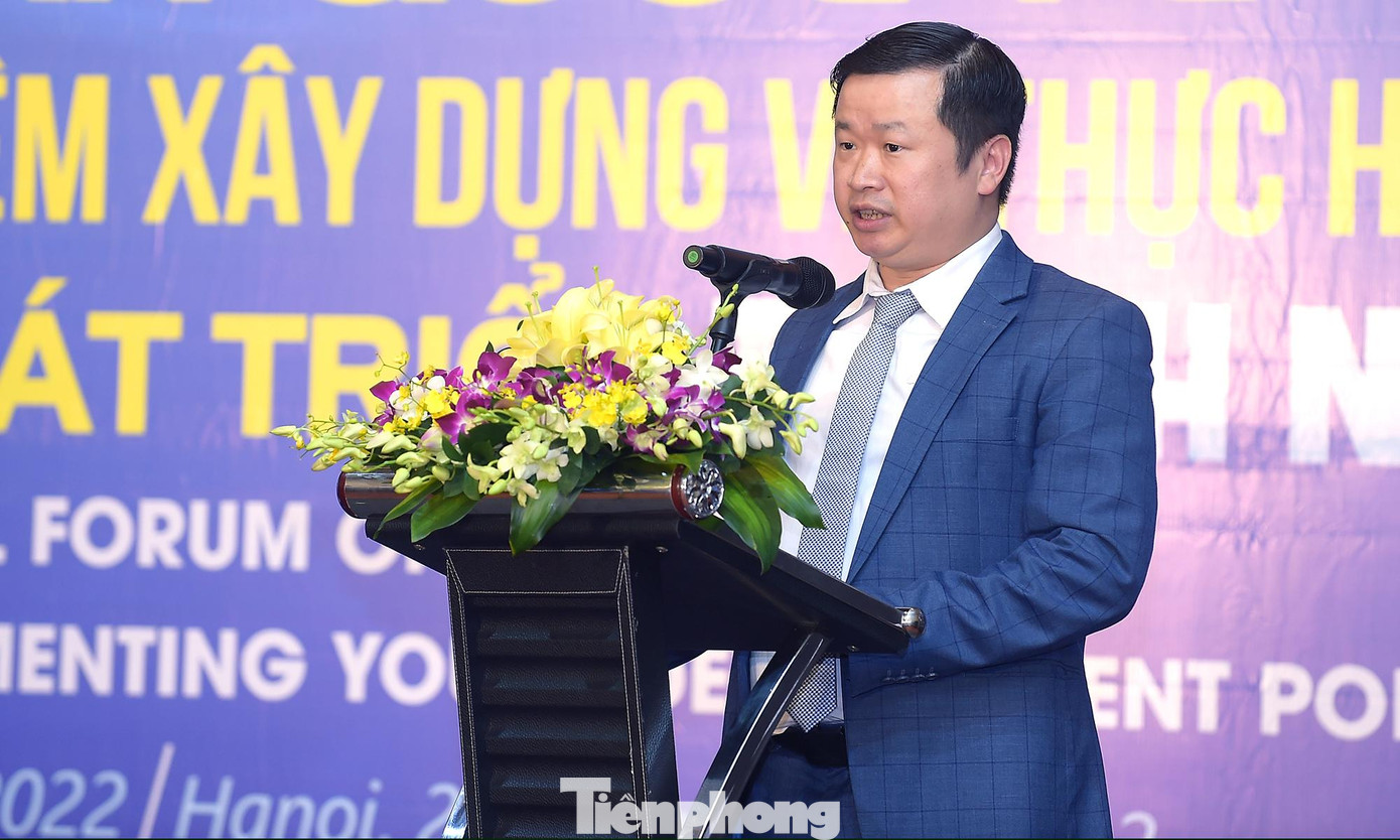 Các đại biểu trình bày tham luận trực tiếp tại Diễn đàn. (Từ trái sang phải, từ trên xuống lần lượt là bà Naomi Kitahara - Trưởng đại diện Quỹ dân số Liên Hợp Quốc tại Việt Nam; ông Mai Xuân Trường - Phó Giám đốc Sở Nội vụ UBND TP Hà Nội; bà Phan Thu Hiền - đại diện tổ chức Plan International Việt Nam; chị Đỗ Thị Kim Hoa - Giám đốc Trung tâm Tình nguyện Quốc gia). Ảnh: Xuân Tùng Các đại biểu trình bày tham luận trực tiếp tại Diễn đàn. (Từ trái sang phải, từ trên xuống lần lượt là bà Naomi Kitahara - Trưởng đại diện Quỹ dân số Liên Hợp Quốc tại Việt Nam; ông Mai Xuân Trường - Phó Giám đốc Sở Nội vụ UBND TP Hà Nội; bà Phan Thu Hiền - đại diện tổ chức Plan International Việt Nam; chị Đỗ Thị Kim Hoa - Giám đốc Trung tâm Tình nguyện Quốc gia). Ảnh: Xuân Tùng