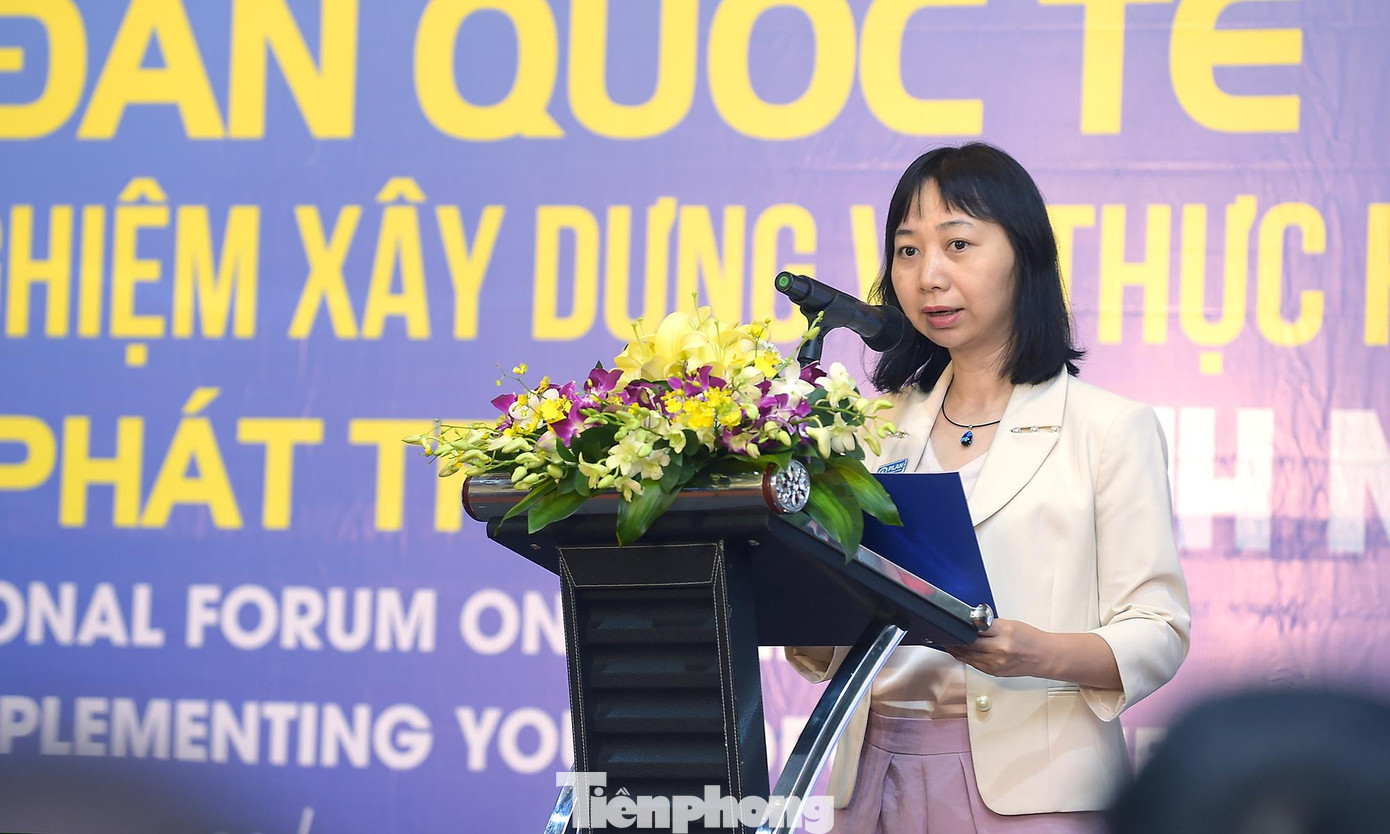 Các đại biểu trình bày tham luận trực tiếp tại Diễn đàn. (Từ trái sang phải, từ trên xuống lần lượt là bà Naomi Kitahara - Trưởng đại diện Quỹ dân số Liên Hợp Quốc tại Việt Nam; ông Mai Xuân Trường - Phó Giám đốc Sở Nội vụ UBND TP Hà Nội; bà Phan Thu Hiền - đại diện tổ chức Plan International Việt Nam; chị Đỗ Thị Kim Hoa - Giám đốc Trung tâm Tình nguyện Quốc gia). Ảnh: Xuân Tùng Các đại biểu trình bày tham luận trực tiếp tại Diễn đàn. (Từ trái sang phải, từ trên xuống lần lượt là bà Naomi Kitahara - Trưởng đại diện Quỹ dân số Liên Hợp Quốc tại Việt Nam; ông Mai Xuân Trường - Phó Giám đốc Sở Nội vụ UBND TP Hà Nội; bà Phan Thu Hiền - đại diện tổ chức Plan International Việt Nam; chị Đỗ Thị Kim Hoa - Giám đốc Trung tâm Tình nguyện Quốc gia). Ảnh: Xuân Tùng