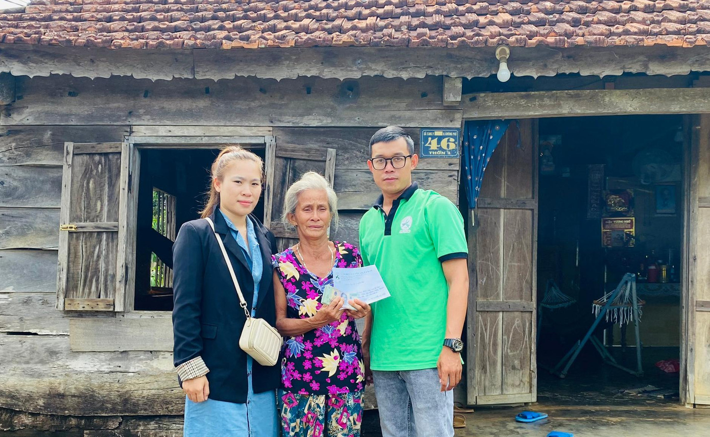 Phạm Mạnh Hùng (bên phải ngoài ảnh) gắn bó với hoạt động thiện nguyện từ sinh viên. Ảnh: NVCC Phạm Mạnh Hùng (bên phải ngoài ảnh) gắn bó với hoạt động thiện nguyện từ sinh viên. Ảnh: NVCC