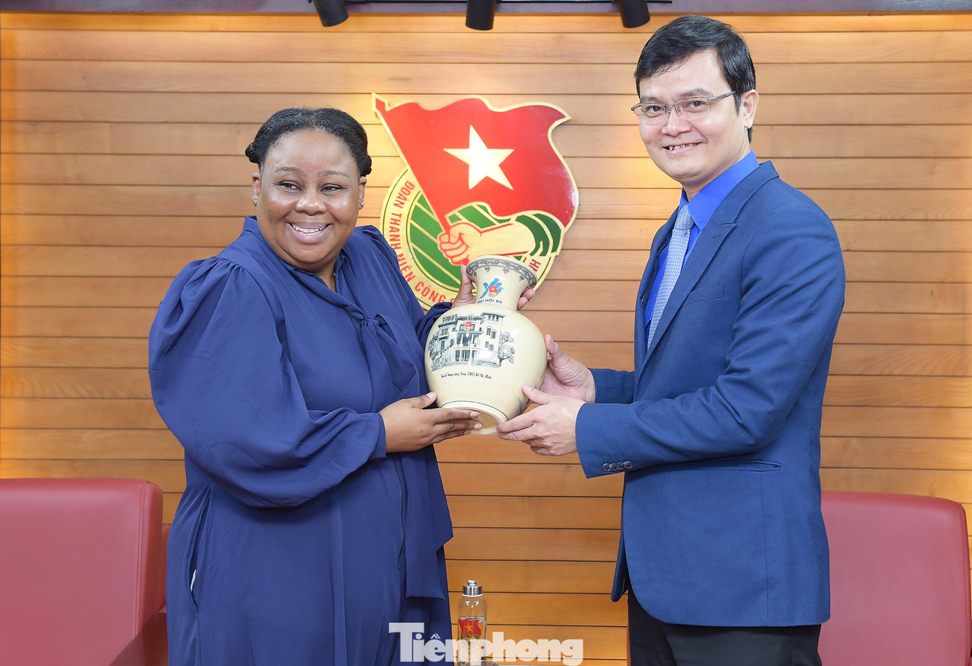 Anh Bùi Quang Huy tặng quà lưu niệm tới bà Vuyiswa Tulelo. Ảnh: Xuân Tùng