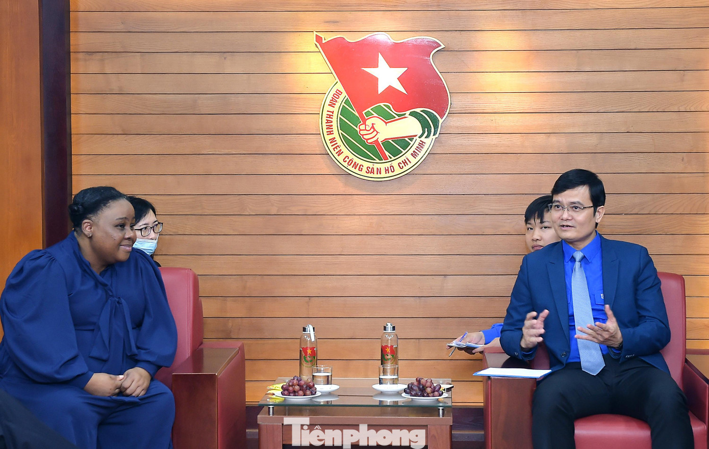 Anh Bùi Quang Huy và bà Vuyiswa Tulelo trao đổi tại buổi tiếp. Ảnh: Xuân Tùng