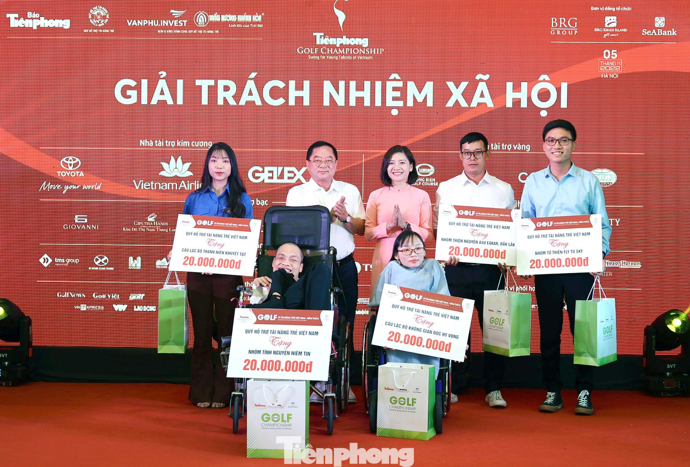 Nhà báo Lê Xuân Sơn - Tổng Biên tập Báo Tiền Phong, Trưởng BTC giải; chị Đỗ Thị Kim Hoa - Giám đốc Trung tâm Tình nguyện Quốc gia trao tặng 100 triệu đồng tặng 5 tập thể, nhóm tình nguyện xuất sắc. Ảnh: Dương Triều