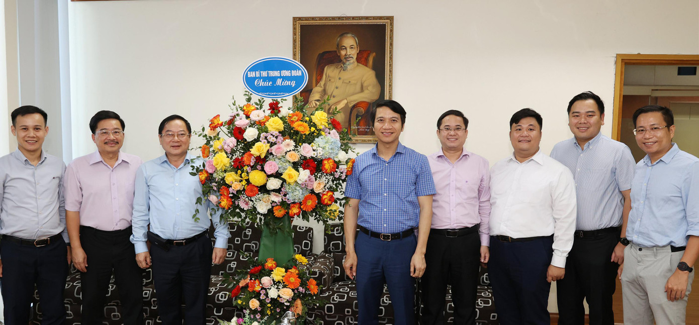 Bí thư thường trực T.Ư Đoàn Nguyễn Ngọc Lương tặng hoa chúc mừng Báo Tiền Phong dịp kỷ niệm 69 năm ra số đầu tiên. Ảnh: Như Ý