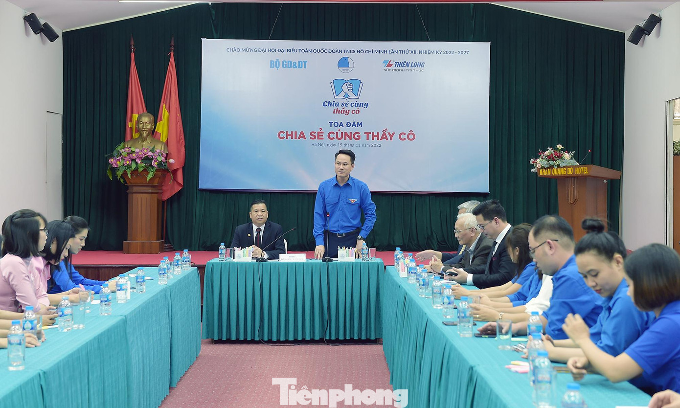 Anh Nguyễn Kim Quy và ông Trịnh Văn Hào chủ trì tọa đàm. Ảnh: Xuân Tùng