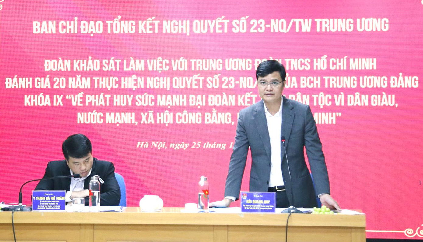 Anh Bùi Quang Huy trao đổi tại hội nghị. Anh Bùi Quang Huy trao đổi tại hội nghị.