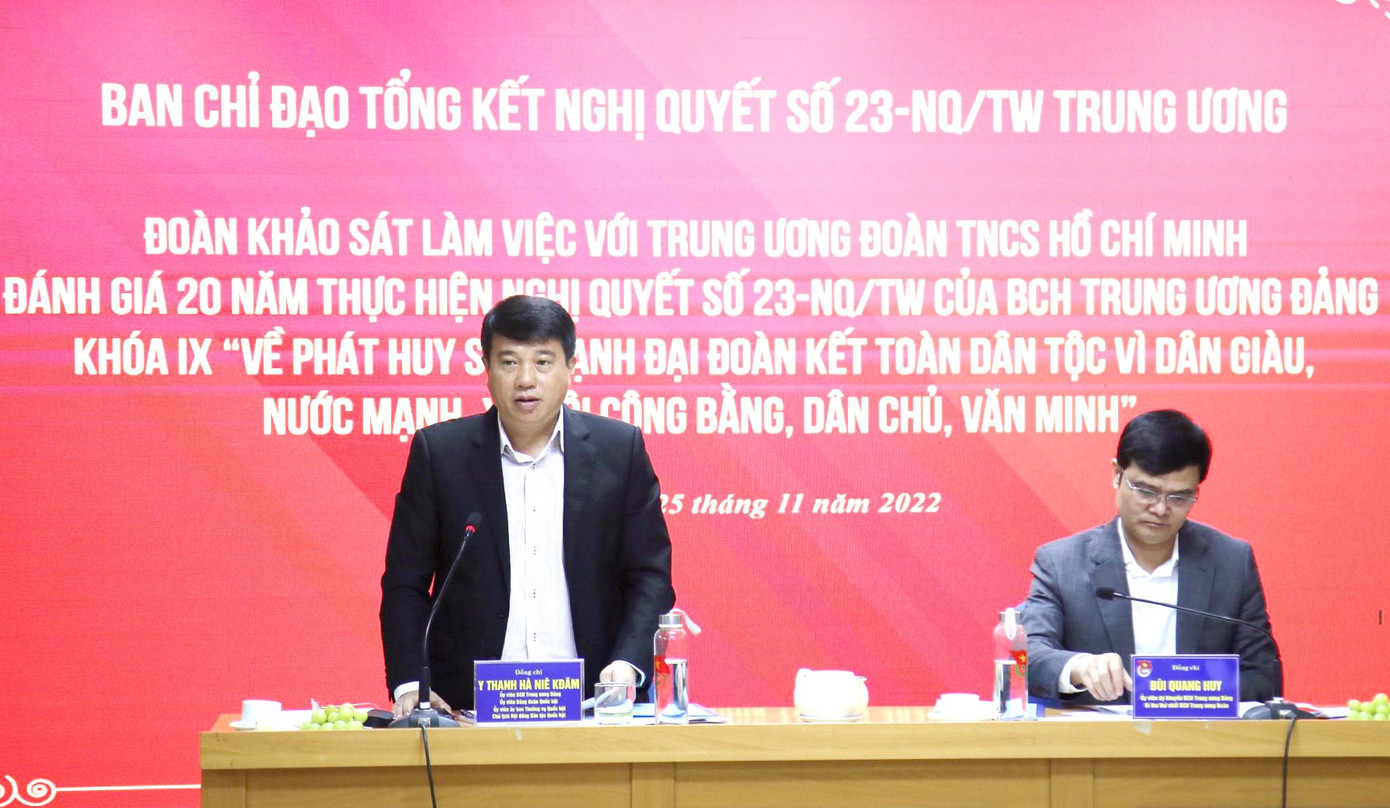 Ông Y Thanh Hà Niê Kđăm kết luận tại hội nghị Ông Y Thanh Hà Niê Kđăm kết luận tại hội nghị