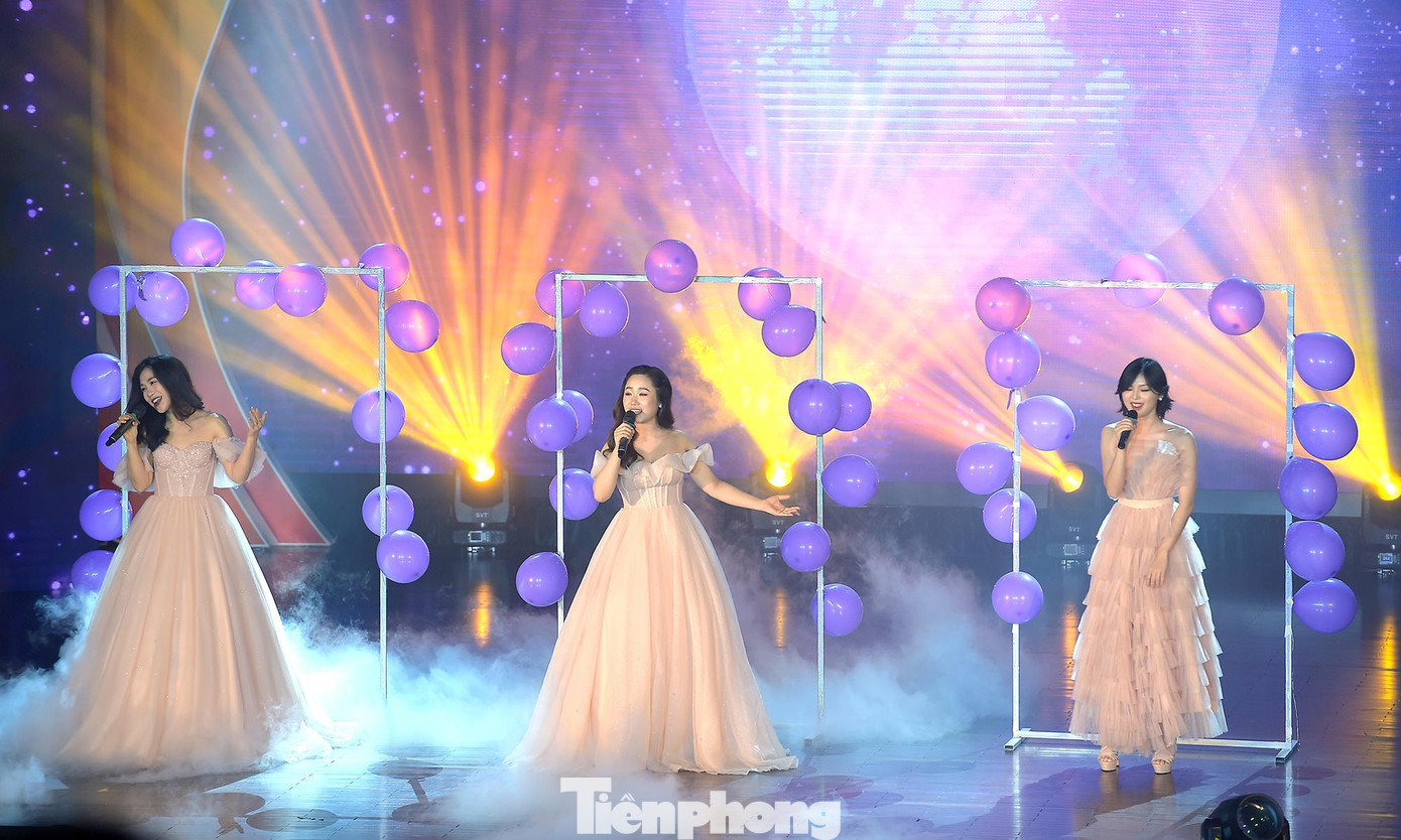 Thí sinh Cuộc thi Giọng hát tiếng Anh năm 2021 trình diễn tại Gala. Ảnh: Xuân Tùng