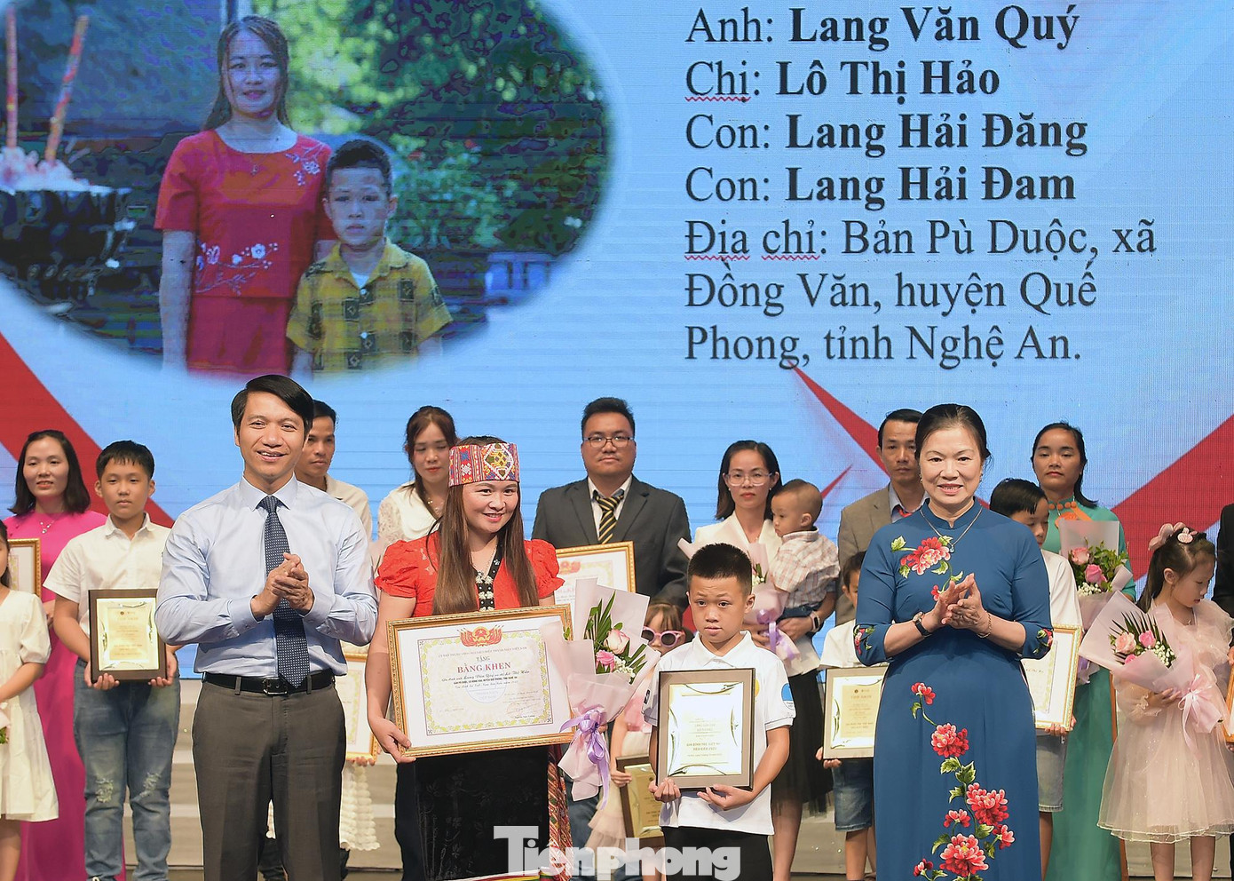 Gia đình anh Quý chị Hảo là một trong 68 "tổ ấm" được tuyên dương trong chương trình "Gia đình trẻ Việt Nam tiêu biểu" năm 2022. Vì lý do công tác, anh Quý không cùng vợ có mặt tại Hà Nội tham dự lễ tuyên dương. Ảnh: Xuân Tùng Gia đình anh Quý chị Hảo là một trong 68 "tổ ấm" được tuyên dương trong chương trình "Gia đình trẻ Việt Nam tiêu biểu" năm 2022. Vì lý do công tác, anh Quý không cùng vợ có mặt tại Hà Nội tham dự lễ tuyên dương. Ảnh: Xuân Tùng