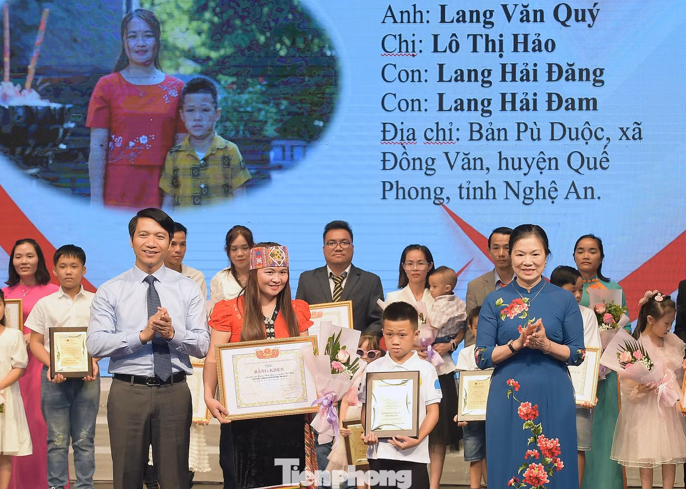 Gia đình anh Quý chị Hảo là một trong 68 "tổ ấm" được tuyên dương trong chương trình "Gia đình trẻ Việt Nam tiêu biểu" năm 2022. Vì lý do công tác, anh Quý không cùng vợ có mặt tại Hà Nội tham dự lễ tuyên dương. Ảnh: Xuân Tùng