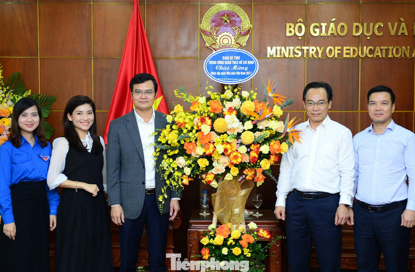 Anh Bùi Quang Huy (thứ ba từ trái sang) tặng lẵng hoa chúc mừng ngày 20/11 Bộ GD&amp;ĐT. Ảnh: Dương Triều