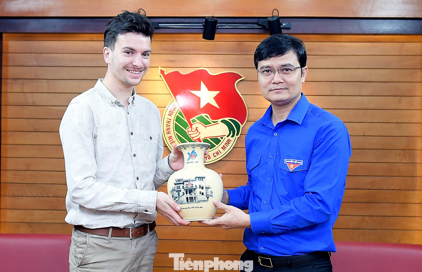 Anh Bùi Quang Huy tặng quà lưu niệm tới anh Aritz Rodríguez Galán. Ảnh: Xuân Tùng Anh Bùi Quang Huy tặng quà lưu niệm tới anh Aritz Rodríguez Galán. Ảnh: Xuân Tùng