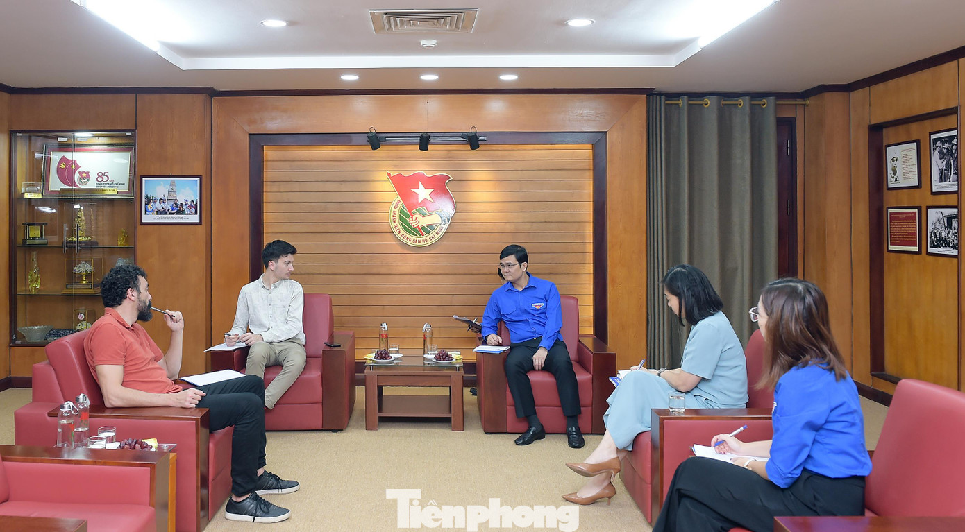 Anh Bùi Quang Huy và anh Aritz Rodríguez Galán trao đổi tại buổi tiếp. Ảnh: Xuân Tùng Anh Bùi Quang Huy và anh Aritz Rodríguez Galán trao đổi tại buổi tiếp. Ảnh: Xuân Tùng