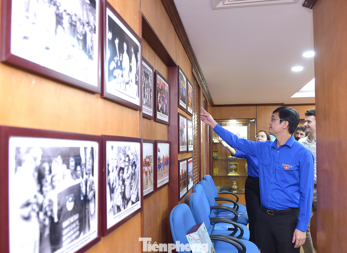 Anh Bùi Quang Huy giới thiệu hình ảnh hoạt động của tuổi trẻ Việt Nam tại các sự kiện thanh niên tiến bộ thế giới. Ảnh: Xuân Tùng Anh Bùi Quang Huy giới thiệu hình ảnh hoạt động của tuổi trẻ Việt Nam tại các sự kiện thanh niên tiến bộ thế giới. Ảnh: Xuân Tùng