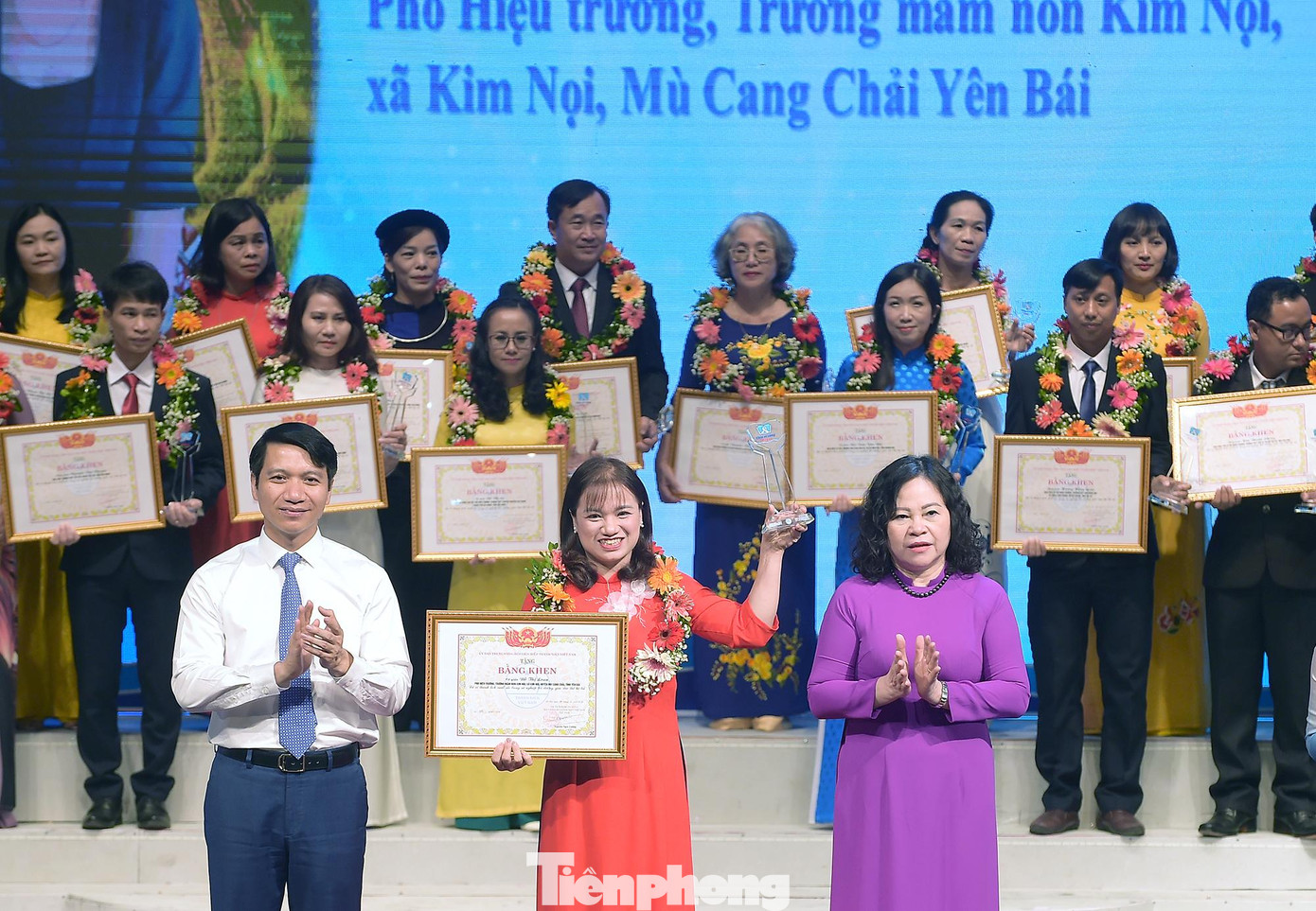 Bí thư thường trực T.Ư Đoàn, Chủ tịch Hội LHTN Việt Nam Nguyễn Ngọc Lương và Thứ trưởng Bộ GD&amp;ĐT Ngô Thị Minh trao khen thưởng cô giáo Đỗ Thị Loan trong chương trình "Chia sẻ cùng thầy cô" năm 2022 tại Hà Nội. Ảnh: Xuân Tùng