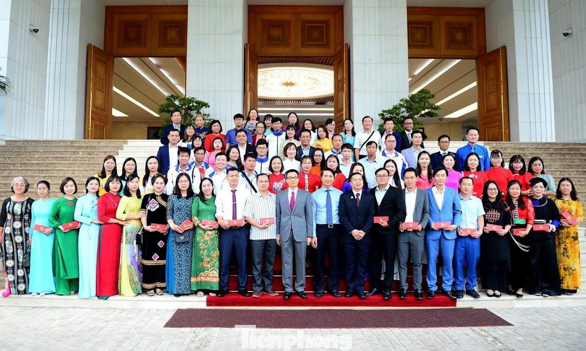 Phó Thủ tướng Vũ Đức Đam chụp ảnh lưu niệm cùng với đoàn đại biểu chương trình "Chia sẻ cùng thầy cô" năm 2022. Ảnh: Xuân Tùng Phó Thủ tướng Vũ Đức Đam chụp ảnh lưu niệm cùng với đoàn đại biểu chương trình "Chia sẻ cùng thầy cô" năm 2022. Ảnh: Xuân Tùng