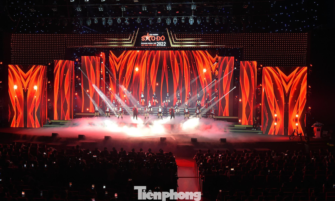 Văn nghệ mở màn chương trình lễ trao giải thưởng Sao Đỏ - Doanh nhân trẻ Việt Nam tiêu biểu năm 2022. Ảnh: Xuân Tùng