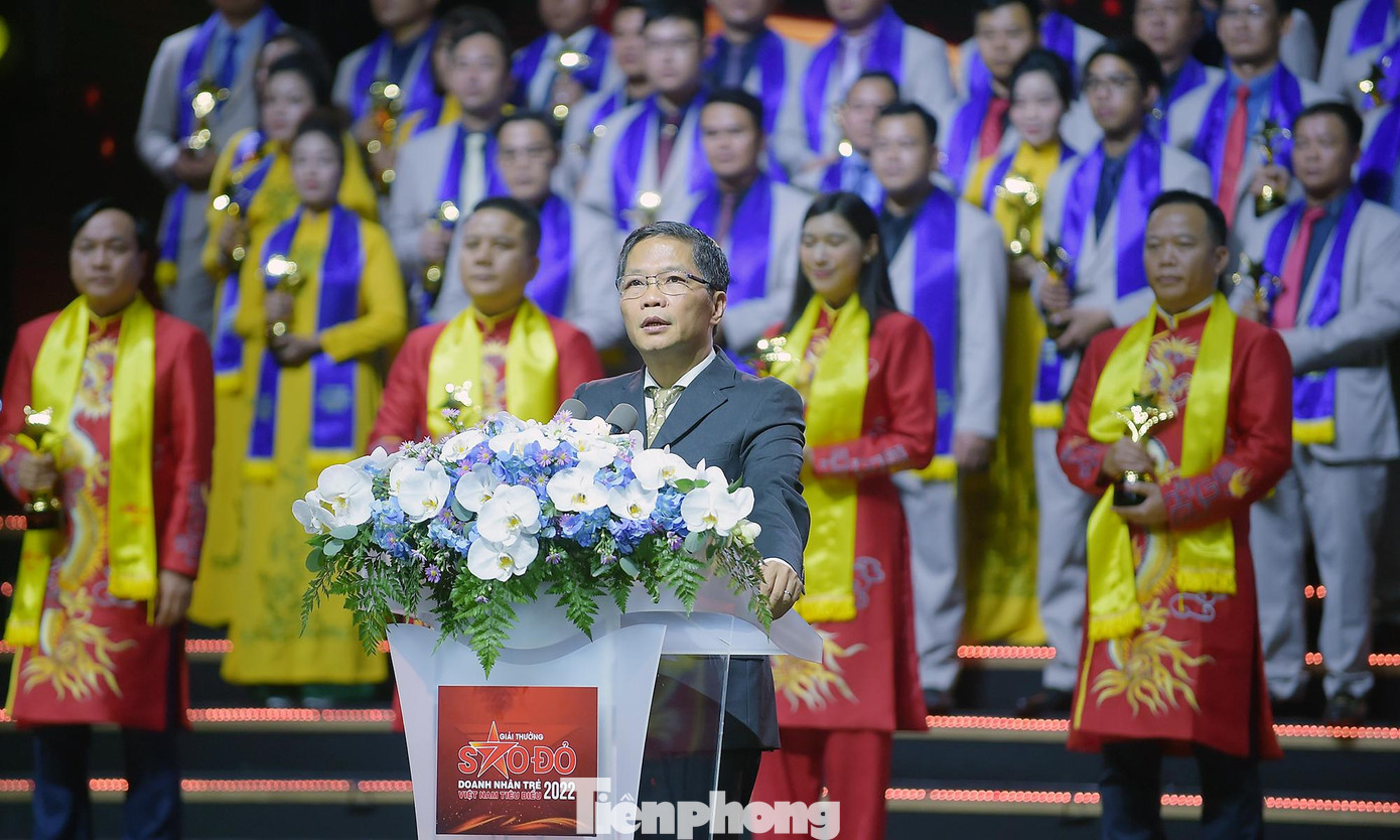 Ông Trần Tuấn Anh phát biểu tại lễ trao giải. Ảnh: Xuân Tùng